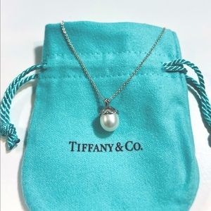 Tiffany & Co. Heart Cap Pearl pendant necklace
